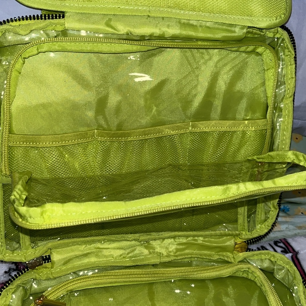 For your traveling needs great toiletry bag plenty of room! Vibrant color, green - Picture 4 of 14